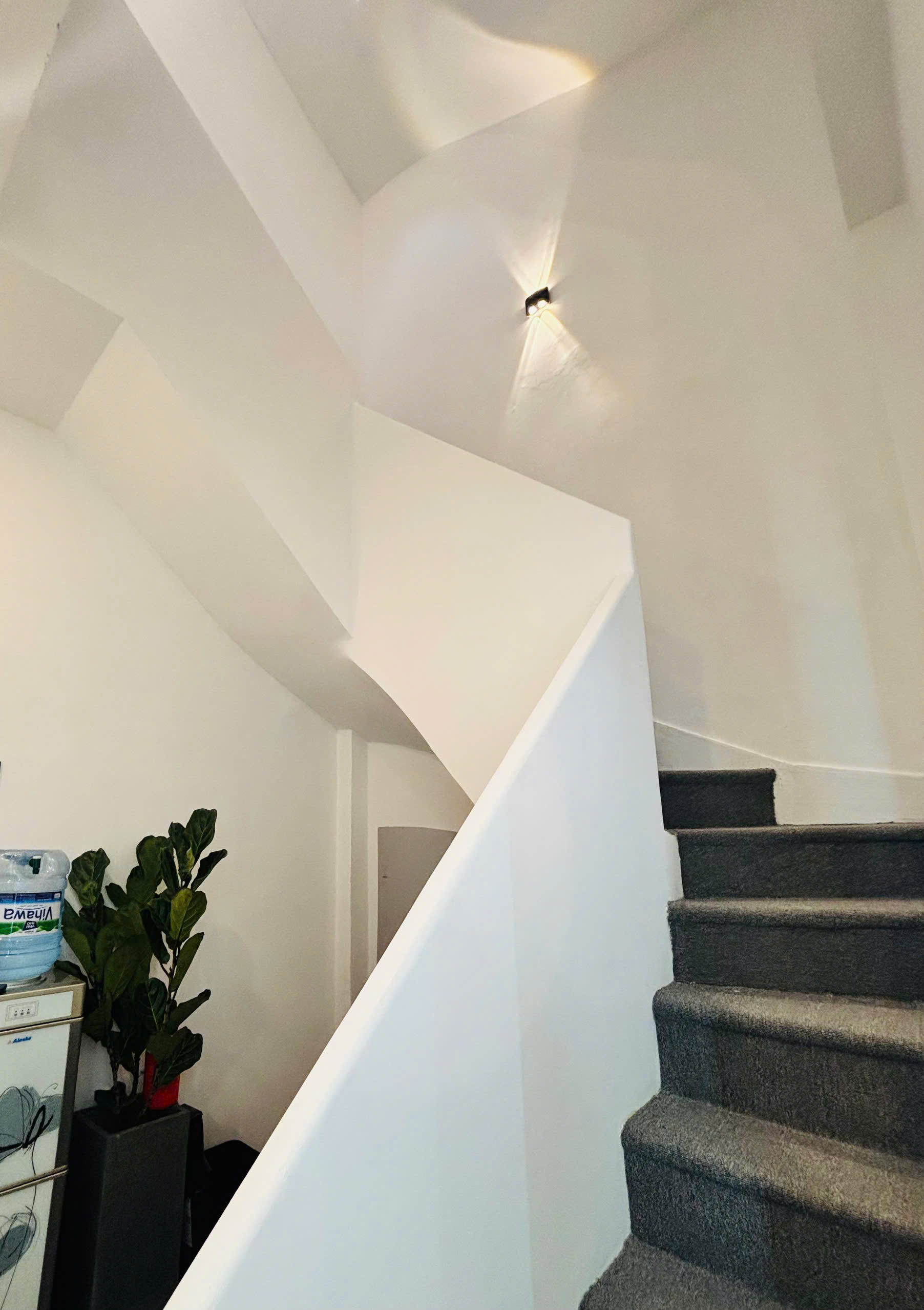 BÁN NHÀ MẶT TIỀN ĐINH TIÊN HOÀNG QUẬN 1 – NHÀ 2 MẶT THOÁNG, CÓ THANG MÁY THỦY LỰC, DÒNG TIỀN 81TR/THÁNG